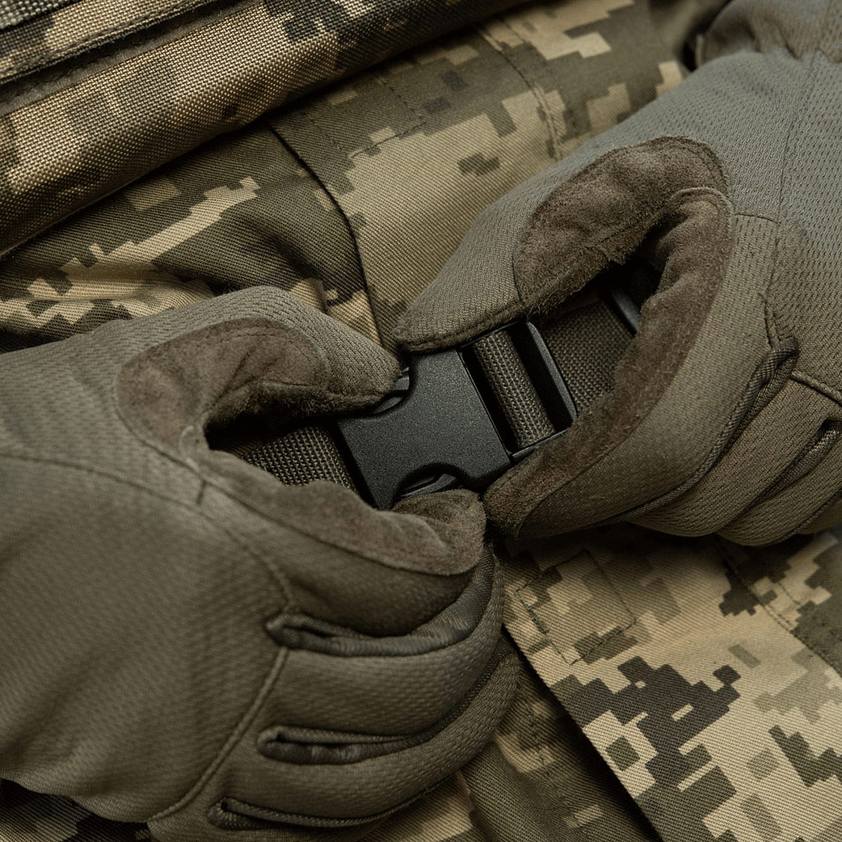 M-Tac Siddeunderlag med bælte i digital camo stof med robust spændelås, ideel til udendørsaktiviteter