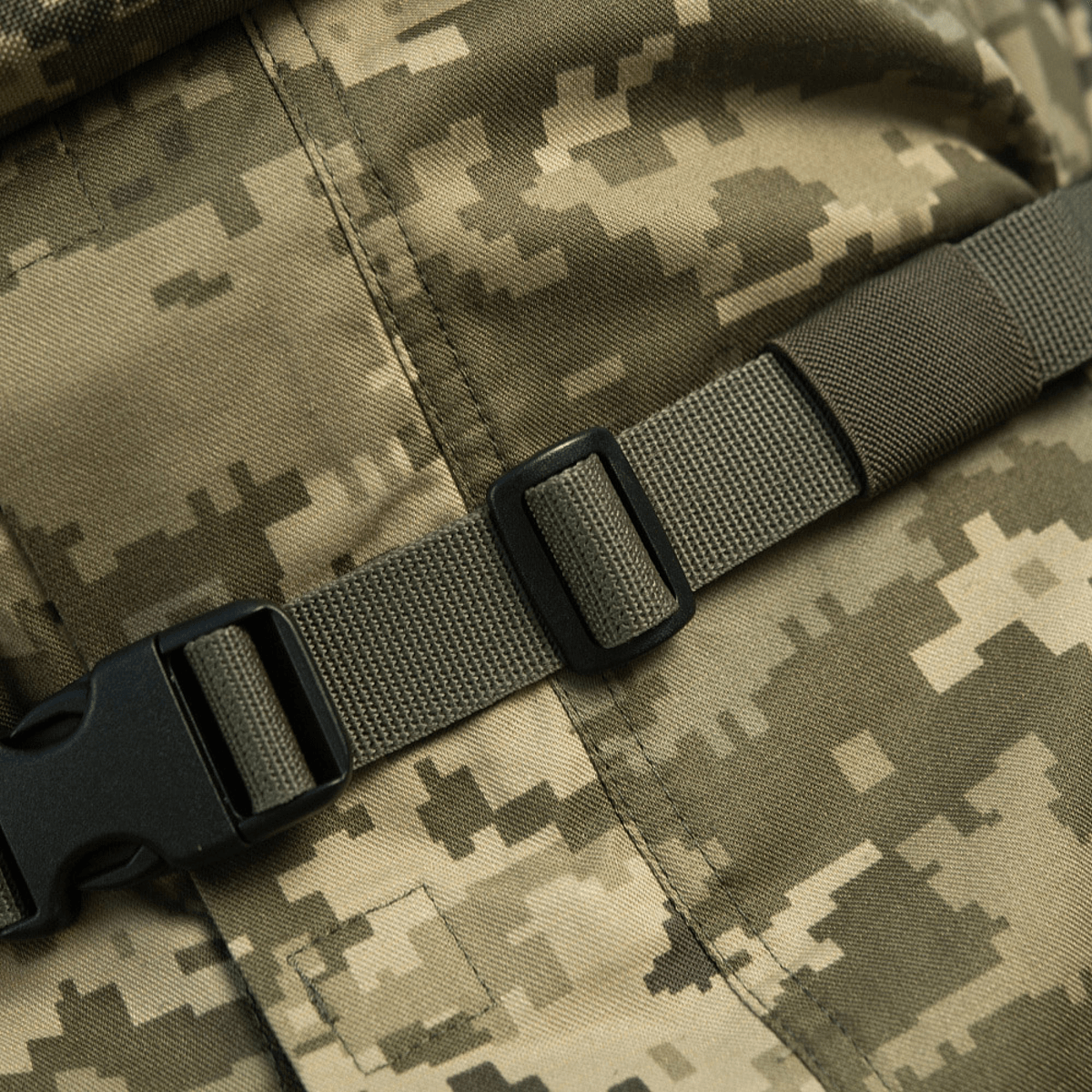 M-Tac Siddeunderlag med bælte i camouflage mønster, visning af sikkerhedsselen på en militærjakke.