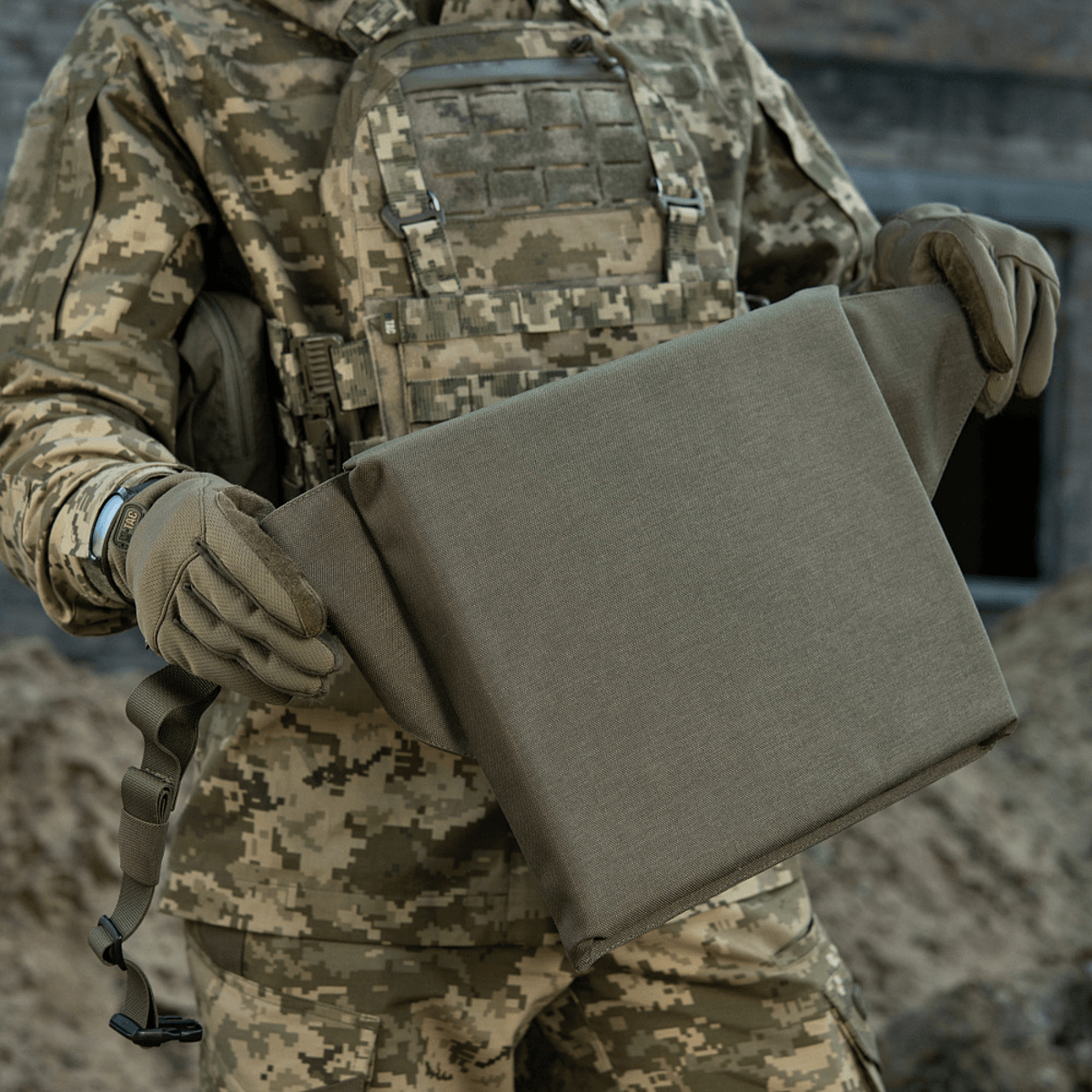 M-Tac Siddeunderlag med bælte i brug af taktisk klædt person