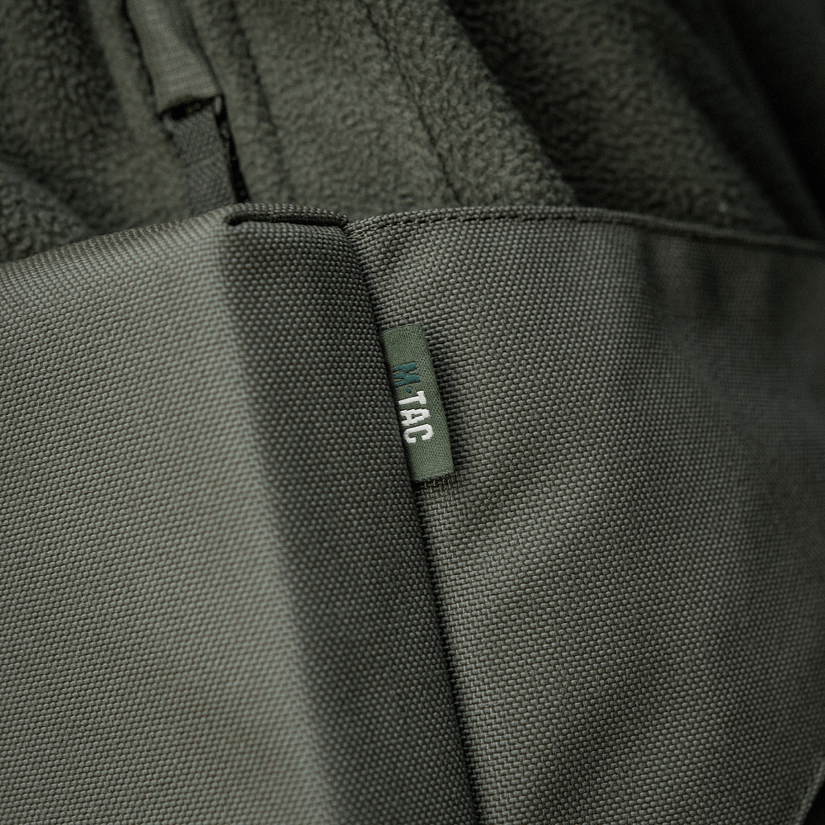 M-Tac Siddeunderlag med bælte i gråt stof med mærket synligt på siden.