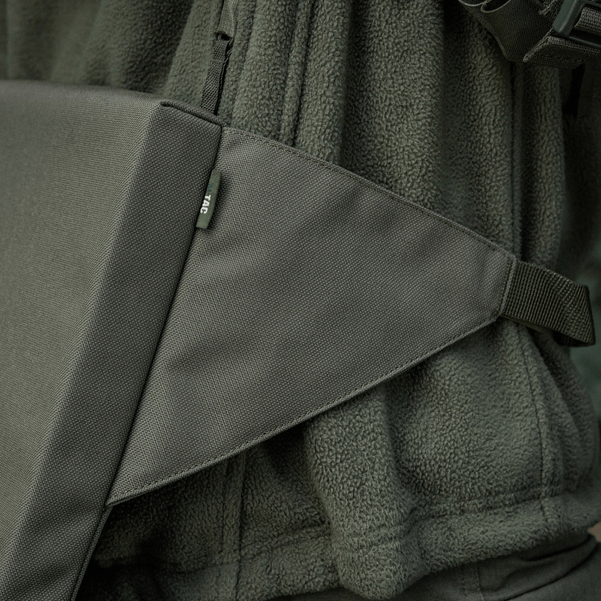 M-Tac Siddeunderlag med bælte i gråt stof på en jakke, tæt på visning.