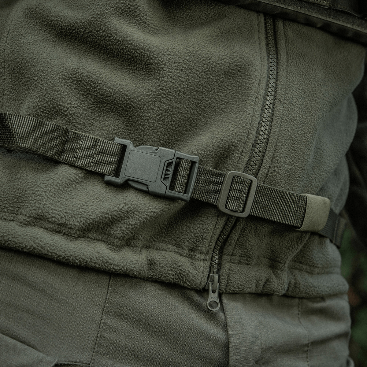 M-Tac Siddeunderlag med bælte i grøn outdoor jakke, perfekt til camping og hiking.