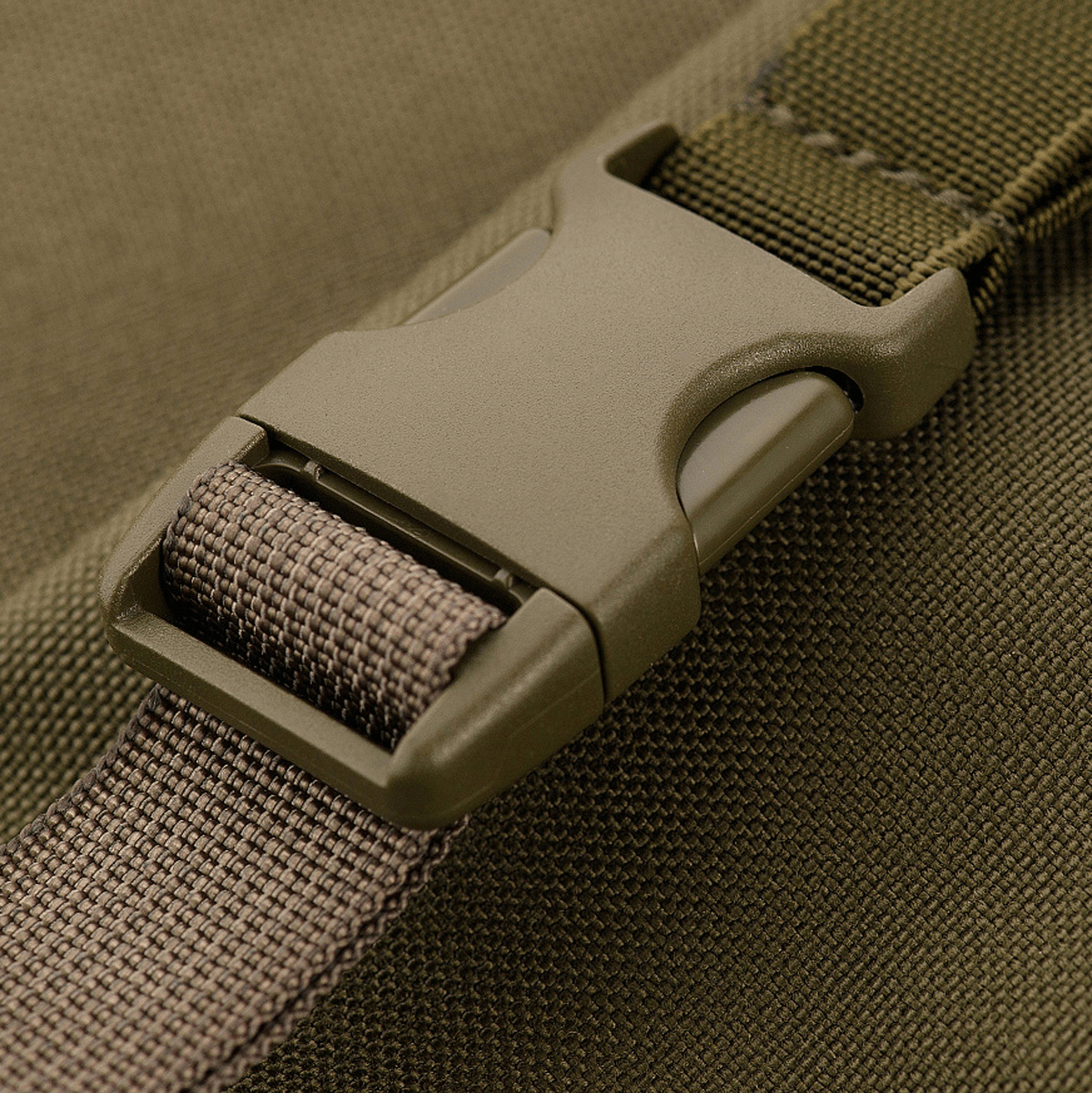 Nærbillede af spænde på M-Tac Siddeunderlag med bælte i olivengrøn farve til udendørs brug og komfort.