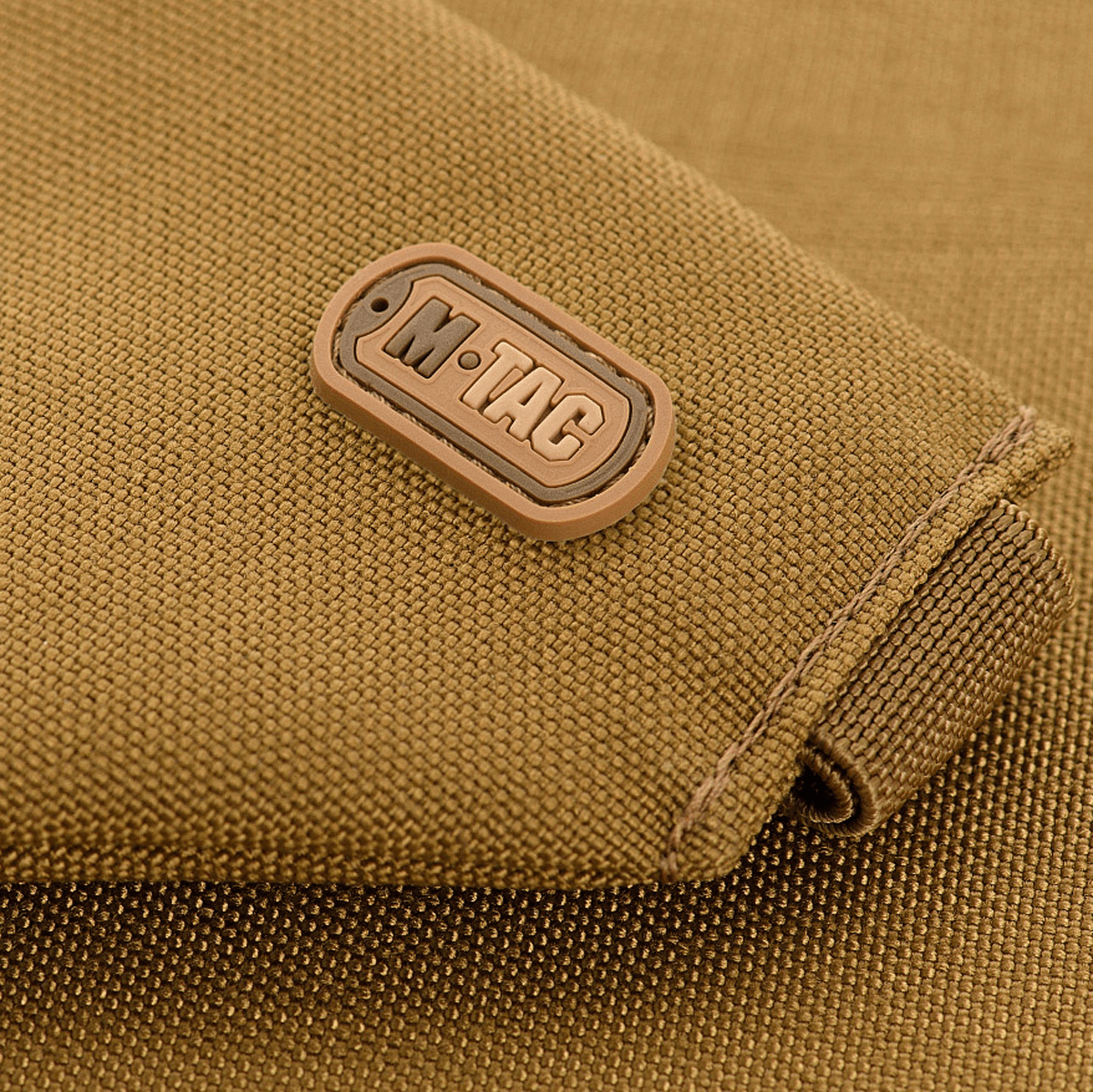 M-Tac Siddeunderlag med bælte i brun farve, tæt visning af stoftekstur og logo.