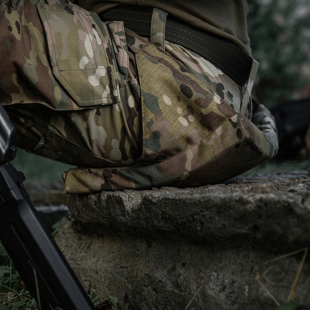 M-Tac Siddeunderlag med Bælte – Multicam i brug under feltforhold, beskytter mod kulde og fugt for soldater og friluftsentusiaster.