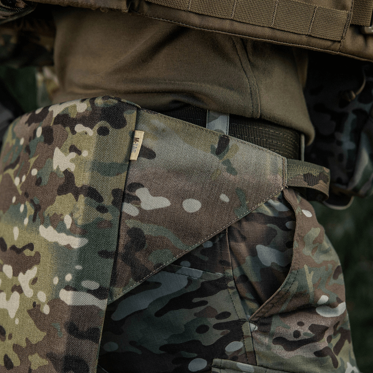 M-Tac Siddeunderlag med Bælte – Multicam i brug, ideel til soldater og friluftsentusiaster, beskytter mod kulde og fugt.