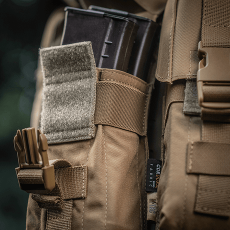 M-Tac dubbel magasinficka med Fastex-låsning för AR- och AK-magasin, gjord av robust Cordura 500D för hållbarhet och funktionalitet.