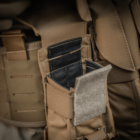 M-Tac dubbel magasinficka med Fastex-låsning för AR/AK-magasin, gjord av slitstarkt Cordura 500D, lämplig för militärbruk.