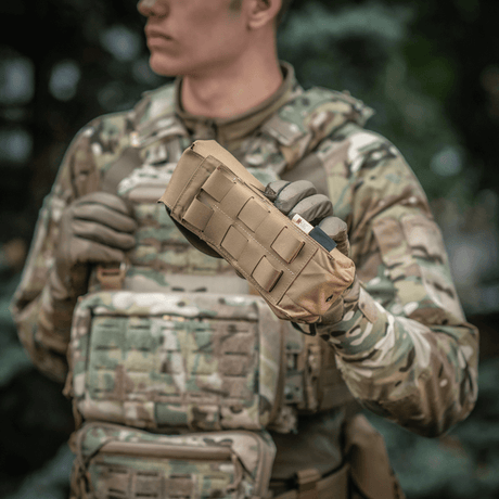 M-Tac dubbel magasinficka med Fastex-låsning visad i användning under militärträning.