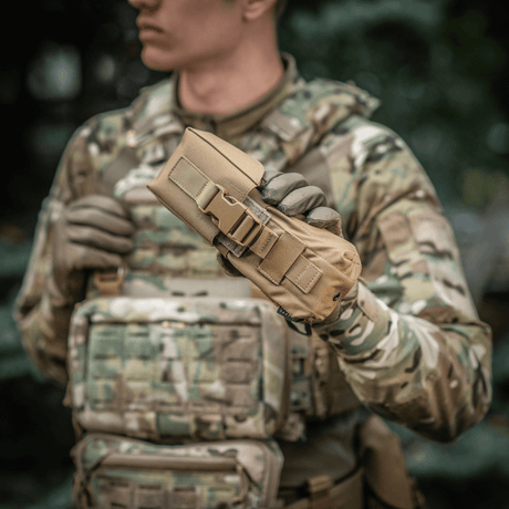 M-Tac dubbel magasinficka med Fastex-låsning används av person i militäruniform för snabb åtkomst till magasin.