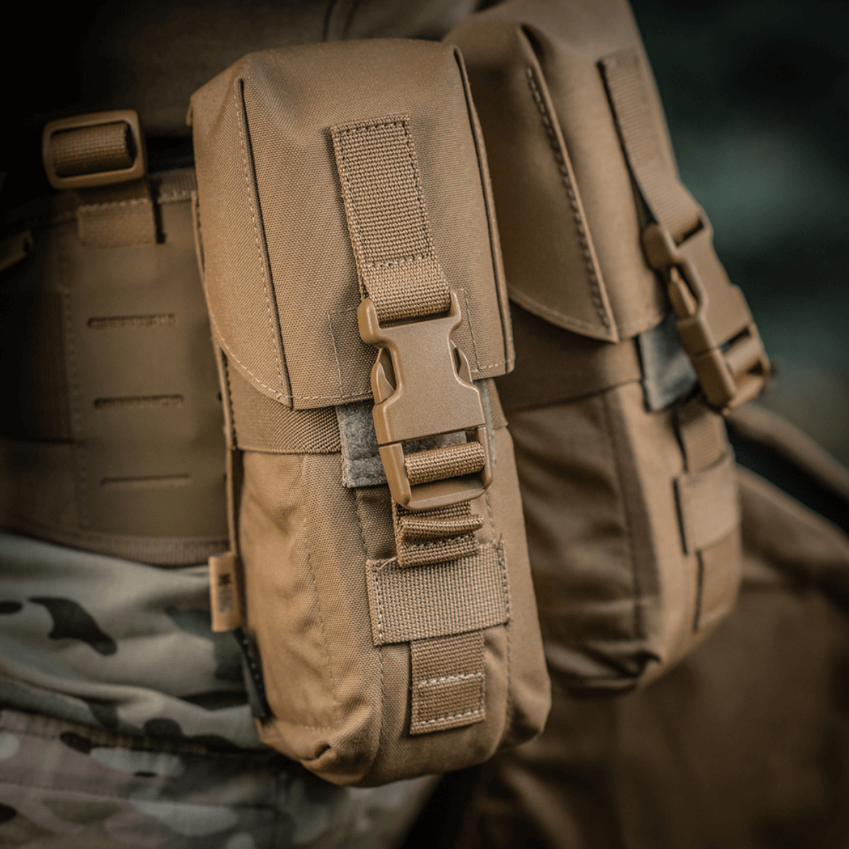 M-Tac Dobbelt Magasin Taske med Fastex Lukning i slidstærkt Cordura 500D til AR og AK magasiner, ideel til sikkerhed og outdoor.