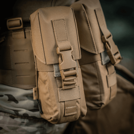 M-Tac dubbel magasinficka med Fastex-låsning i slitstarkt Cordura 500D för AR- och AK-magasin, lämplig för säkerhet och utomhusbruk.