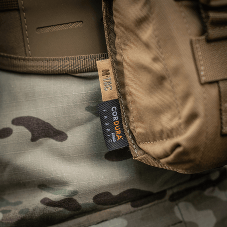 M-Tac dubbel magasinficka med Fastex-låsning i slitstarkt Cordura 500D, designad för AR- och AK-magasin.
