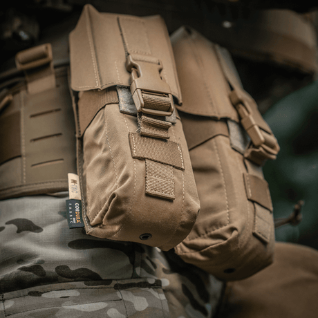 M-Tac dubbel magasinficka med Fastex-låsning för AR- och AK-seriens magasin, robust Cordura 500D i bruk utomhus.