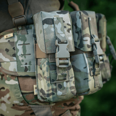 M-Tac dubbel magasinficka med Fastex-låsning i camouflage, idealisk för AR- och AK-magasin, tillverkad av Cordura 500D