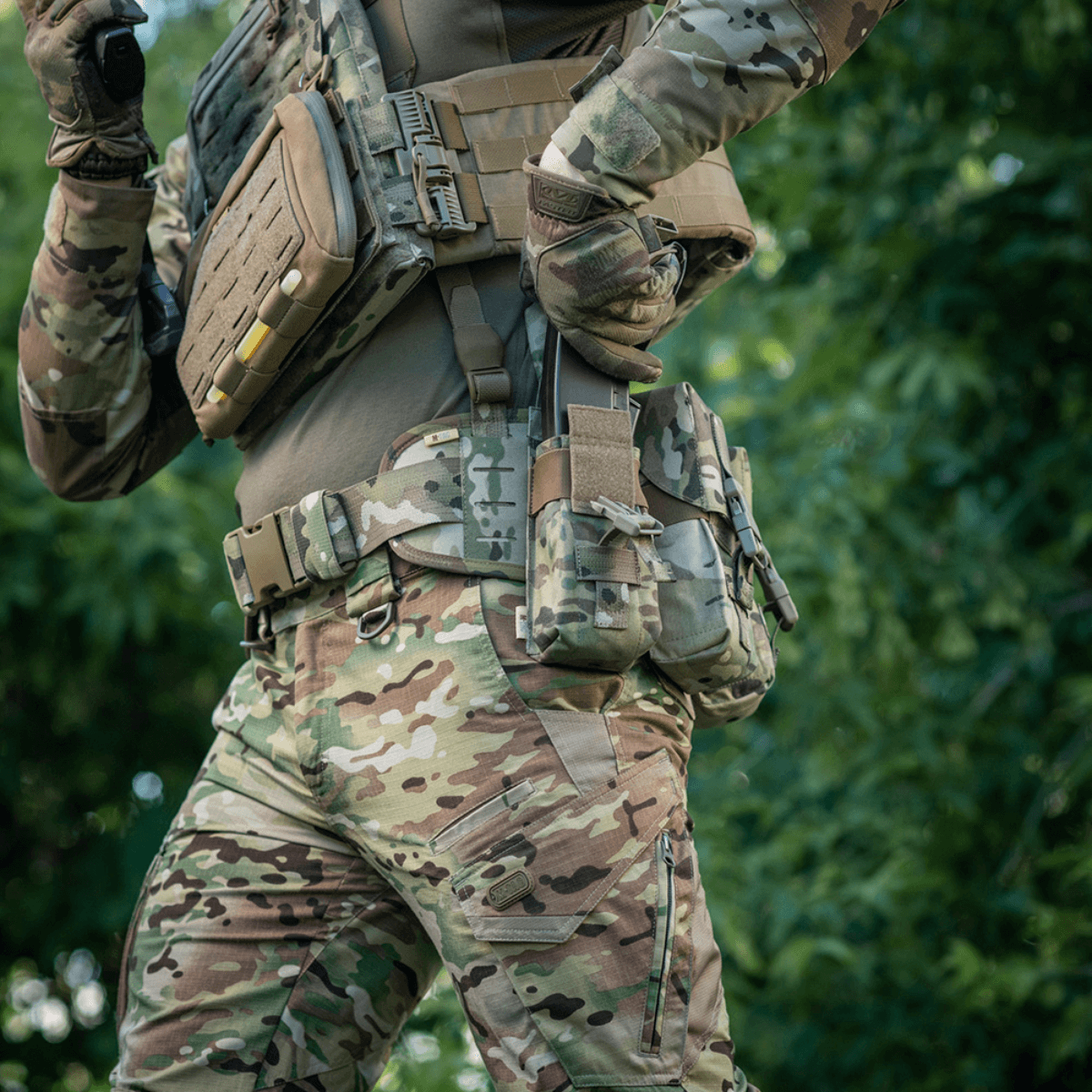 M-Tac Dobbelt Magasin Taske med Fastex Lukning i brug ved militær træning, viser robusthed og funktionalitet i camo-tøj.