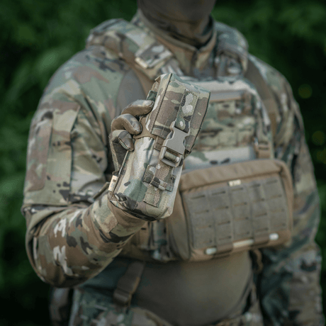 M-Tac dubbel magasinficka med Fastex-låsning i camouflagedesign hålls av soldat i fält