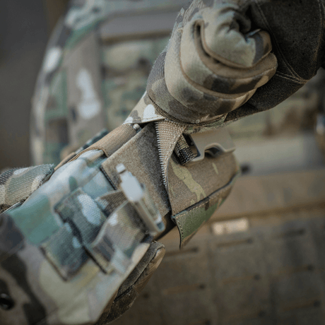 Detalj av M-Tac dubbel magasinficka med Fastex-låsning i användning, camouflagemönster