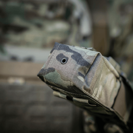 M-Tac dubbel magasinficka med Fastex-låsning i camouflagedesign för militär och friluftsliv. Tillverkad av slitstarkt Cordura 500D