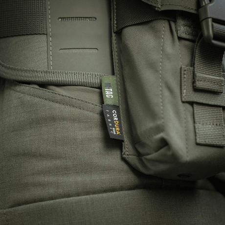 M-Tac dubbel magasinficka med Fastex-låsning i slitstarkt Cordura 500D-material, idealisk för militära och friluftsaktiviteter