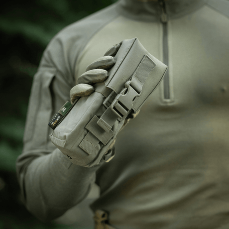 Soldat håller M-Tac dubbel magasinficka med Fastex-låsning i hållbart Cordura 500D-material