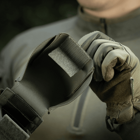 Användning av M-Tac dubbel magasinficka i naturen, visar hållbarheten hos Cordura 500D-materialet