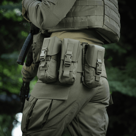 M-Tac dubbel magasinficka med Fastex-låsning på militäruniform i skogsmiljö