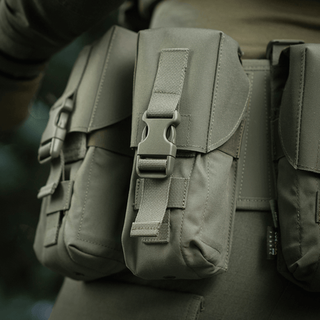 M-Tac dubbel magasinficka med Fastex-låsning i slitstarkt Cordura 500D för transport av AR- och AK-magasin, idealisk för militär användning
