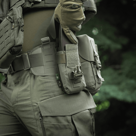 M-Tac dubbel magasinficka med Fastex-låsning fäst vid taktiskt bälte, idealisk för militära och friluftsaktiviteter