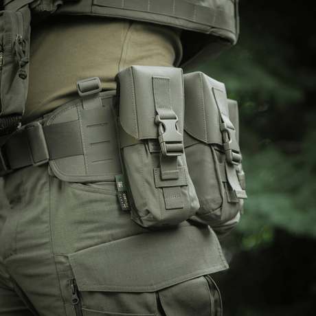 M-Tac dubbel magasinficka med Fastex-låsning i robust Cordura 500D-tyg på bälte för militär och friluftsliv