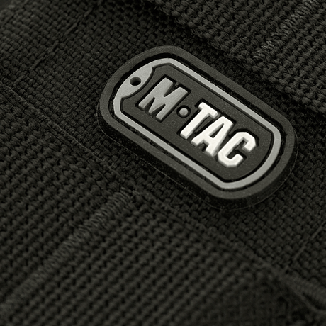 Närbild av M-Tac öppen dubbel magasinväska för AK med gummerat logo, idealisk för säker förvaring av AK-magasin under extrema förhållanden