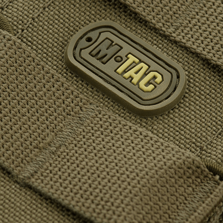 Detalj av M-Tac öppen dubbel magasinväska för AK med hållbart material och logo