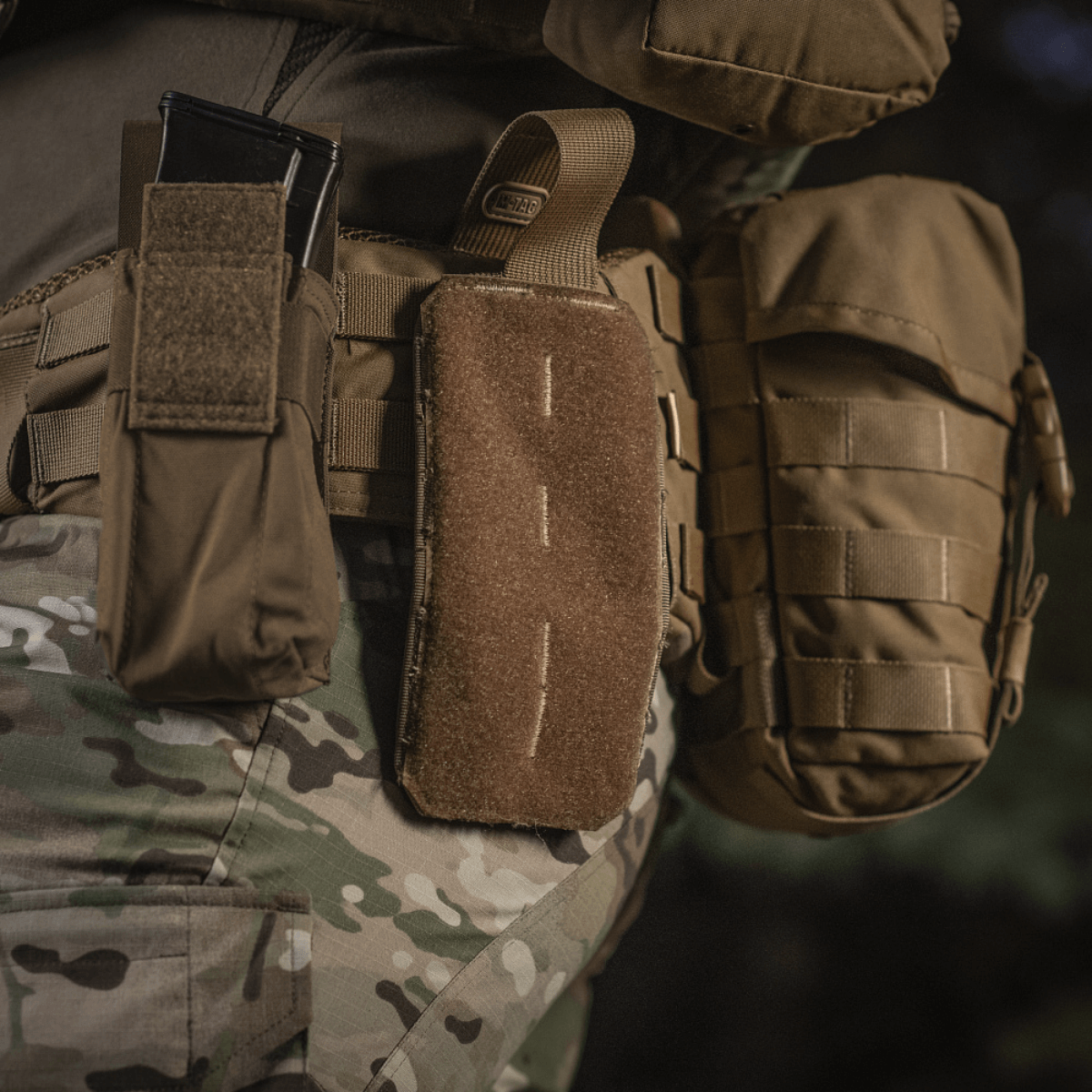 M-Tac Medical Pouch Rip Off monteret på MOLLE Velcro-paneler til hurtig adgang til medicinsk udstyr.