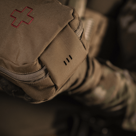 M-Tac Medical Pouch Rip Off designet til førstehjælpskit, monteret på MOLLE Velcro-panel.