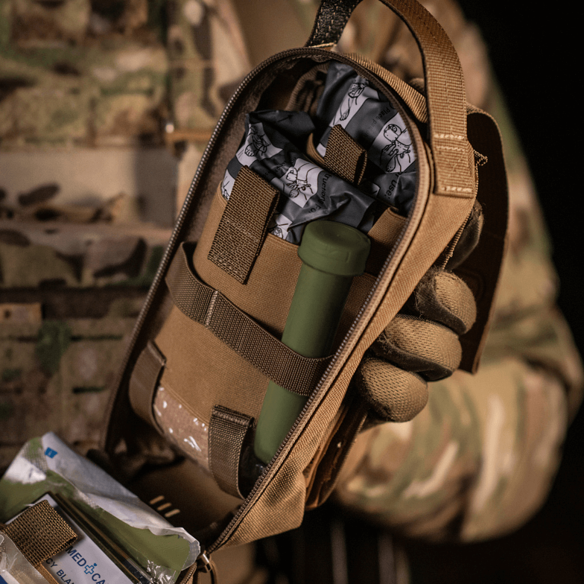 M-Tac Medical Pouch Rip Off monteret på MOLLE Velcro-panel, indeholder personligt førstehjælpskit, let at rive af og tage med.