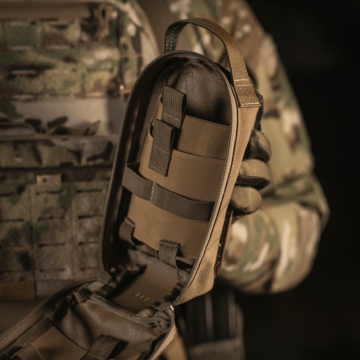 M-Tac Medical Pouch Rip Off monteret på MOLLE Velcro, åben til visning af det indre opbevaringsdesign til personlig førstehjælpskit.