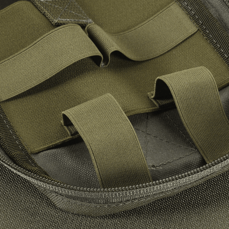 Nærbillede af M-Tac Medical Pouch Rip Off med elastiske stropper til sikker opbevaring af medicinsk udstyr.