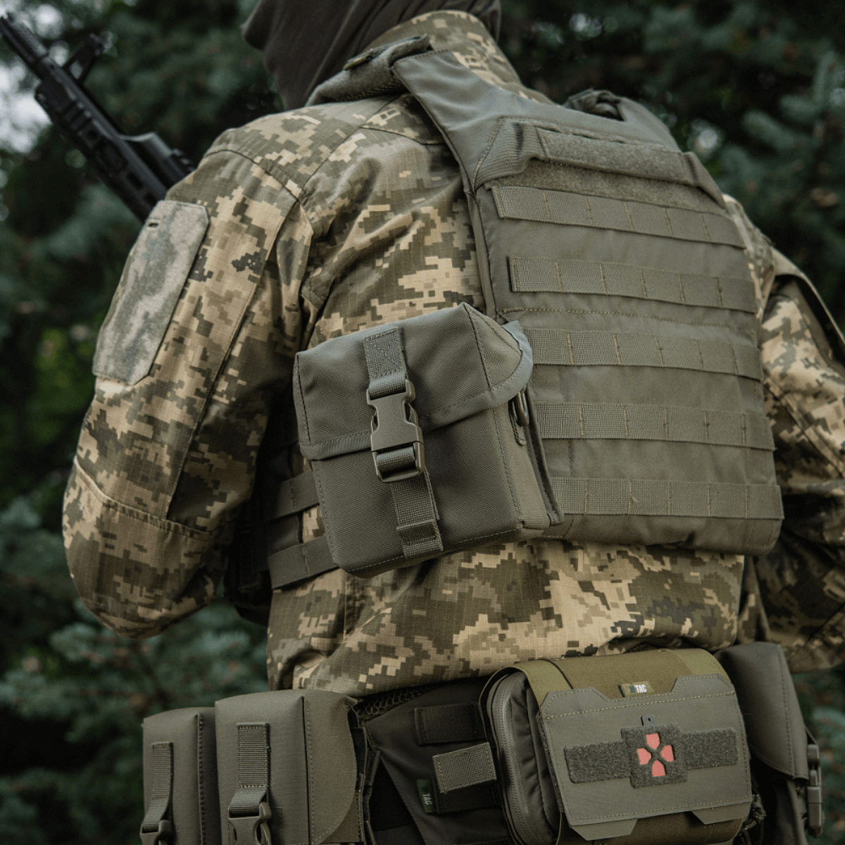 M-Tac Taske til Natkikkert PVS-14 fastgjort til en soldats uniform i skovmiljø