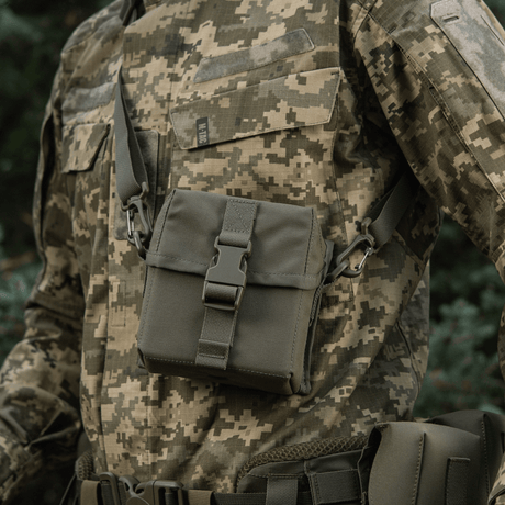 M-Tac Taske til Natkikkert PVS-14 monteret på camouflageuniform for sikker opbevaring og transport af natkikkertudstyr.