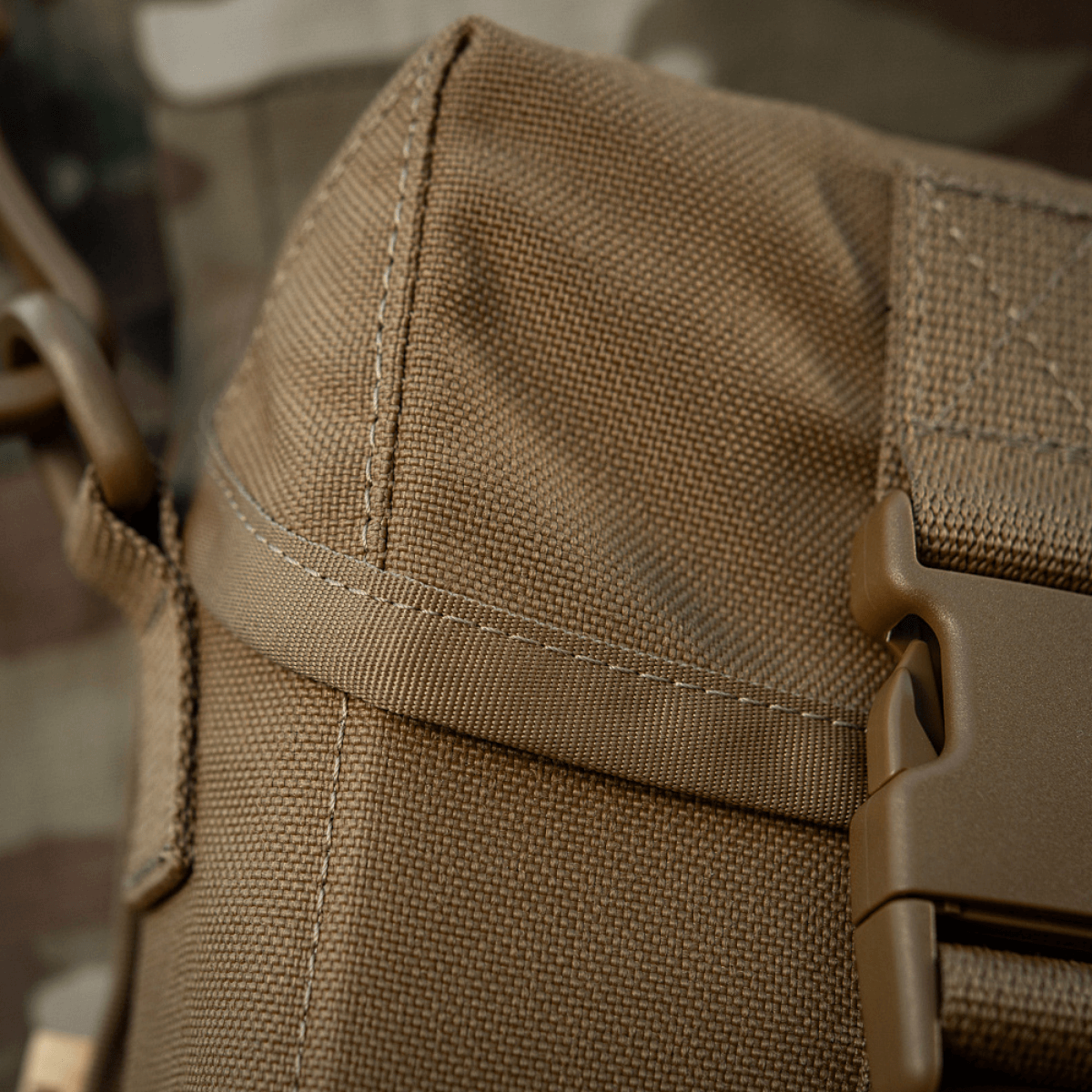 M-Tac Taske til Natkikkert PVS-14 med fastex-lukning i solidt stof for sikker transport af natkikkerter, tæt detaljeret billede af hjørne.