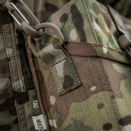 Detalje af M-Tac Taske til Natkikkert PVS-14 i kamuflagedesign med robust lukning og fastgørelse. Ideel til sikker opbevaring af natkikkert.