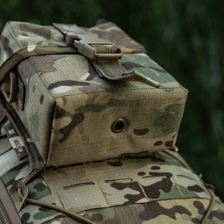 Camouflage M-Tac Taske til Natkikkert PVS-14 i skovmiljø, praktisk til sikker opbevaring og transport af natkikkerter.