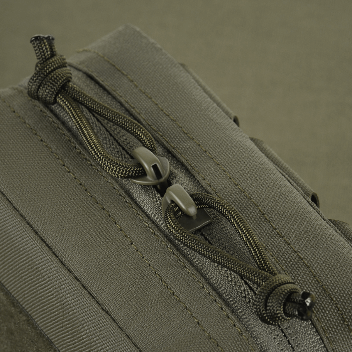 Nærbillede af M-Tac Utility Pouch Elite Small med stærk lynlås og slidstærkt Cordura 500D materiale.