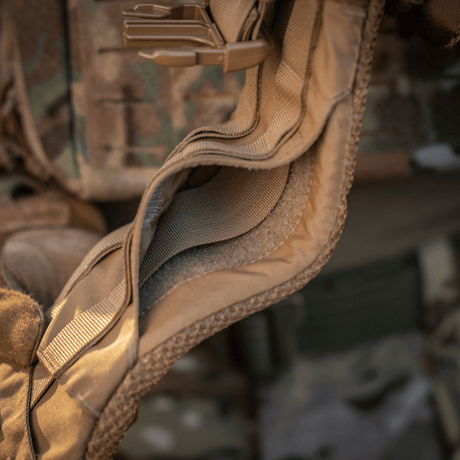Nærbillede af M-Tac War Belt ARMOR med slidstærk Cordura 500D og MIL-SPEC MOLLE-webbing til taktiske anvendelser.