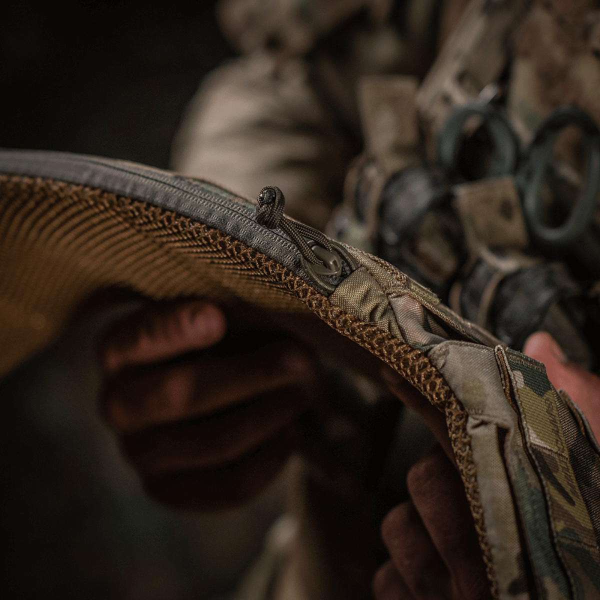 Tæt på M-Tac War Belt ARMOR i brug, viser detaljerne i det slidstærke Cordura 500D stof med MOLLE-webbing til fastgørelse af tilbehør.