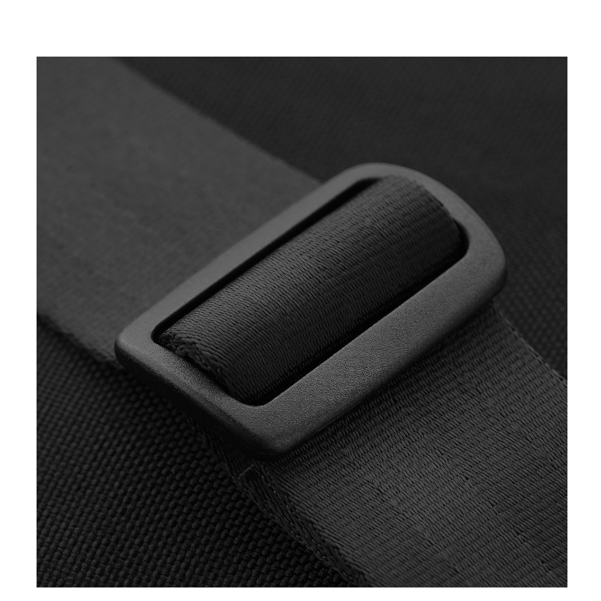 Nærbillede af remjustering på M-Tac Carry Sling Taske Elite Gen.IV med Velcro, som viser robust design og kvalitet i materialerne.