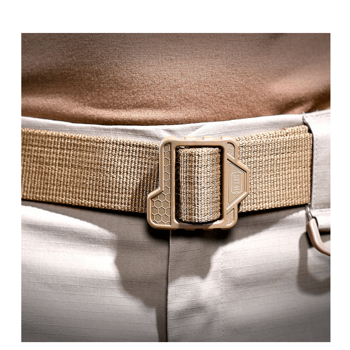 M-Tac Double Duty Taktisk Bælte Hex i brug, slidstærkt nylon til hverdag og taktiske opgaver, komfortabelt til bæring af udstyr.