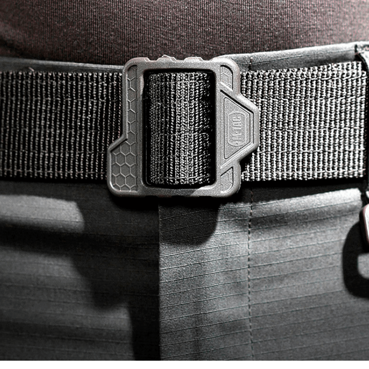 M-Tac Double Duty Taktisk Bælte Hex i sort, designet til holdbarhed og funktionalitet ved taktiske og daglige opgaver.