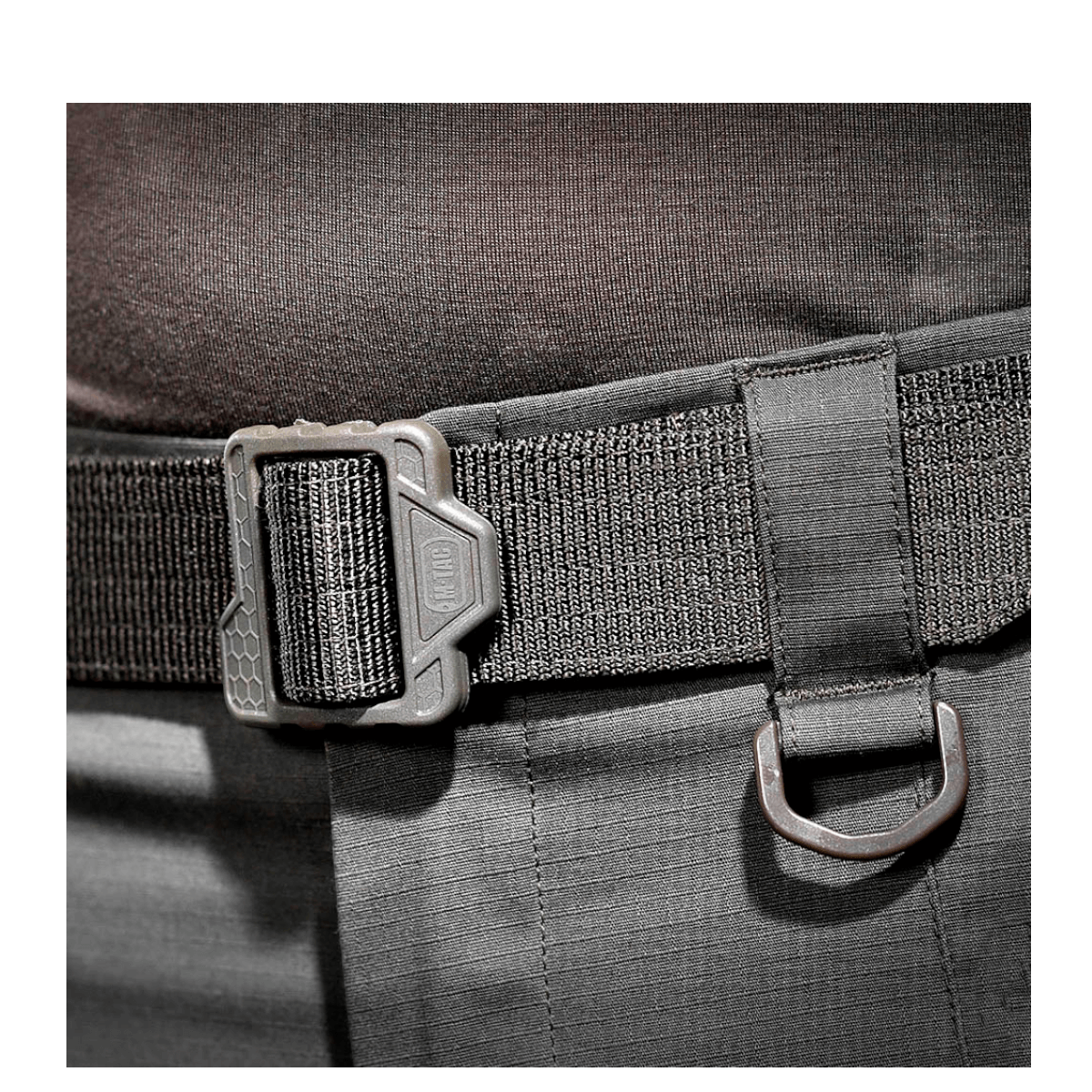 M-Tac Double Duty Taktisk Bælte Hex i sort nylon, designet til holdbarhed og funktionalitet til taktiske opgaver og tungt udstyr.