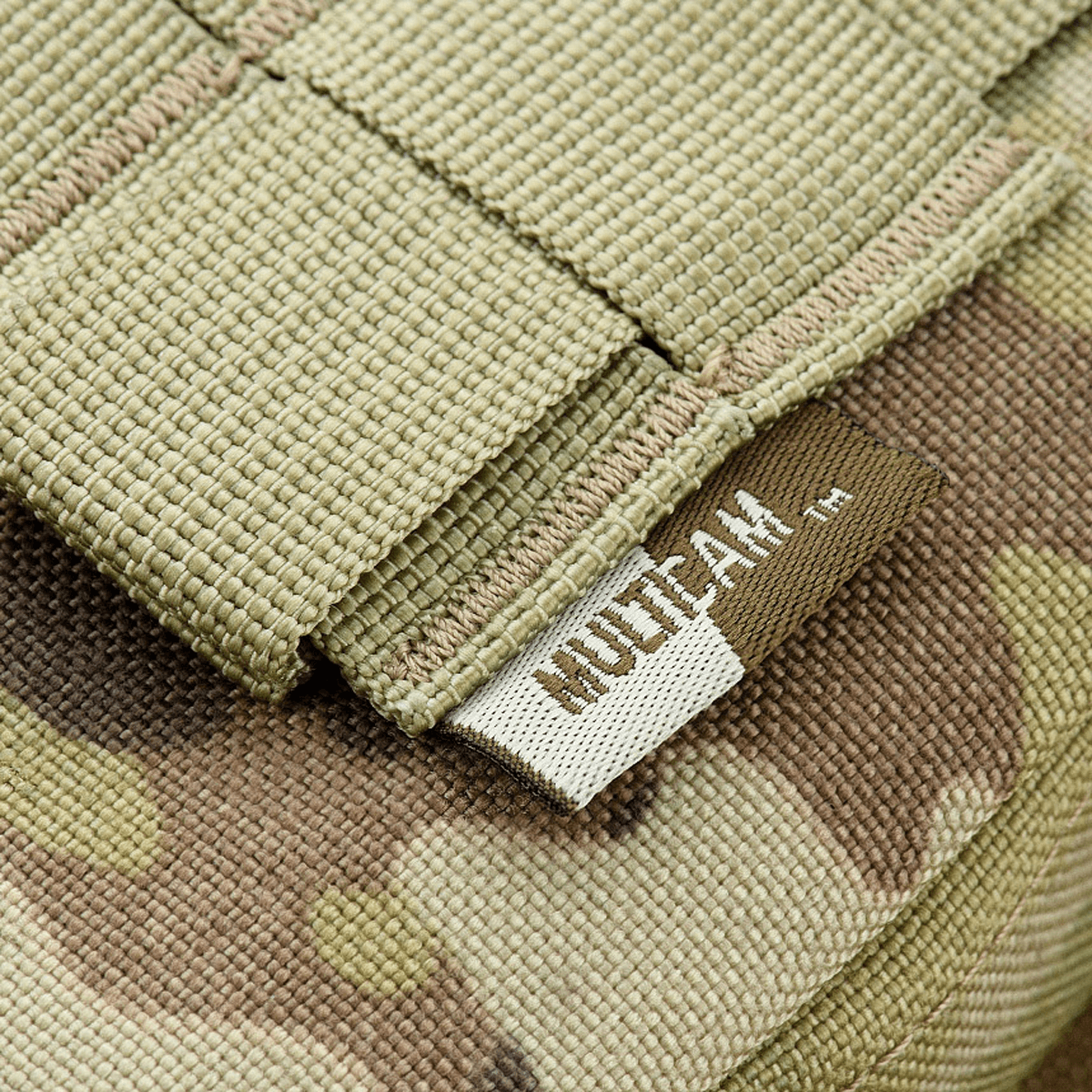Detalje af M-Tac Taske Til Foldespade – Multicam lavet af holdbar CORDURA 1000D med MOLLE-system til friluftsliv og militærbrug.